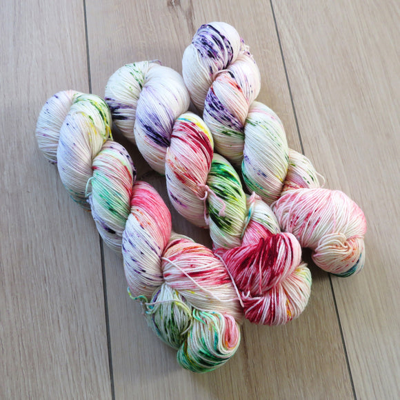 Quirky Red Rainbow – Smooth Sock